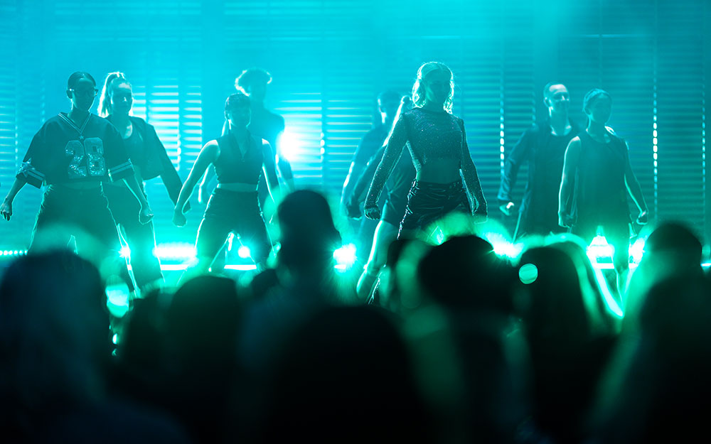 Een dansgroep op het podium voor een publiek